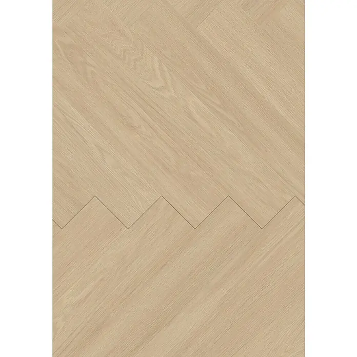 Gerflor Vinylboden Rigid Acoustic - Tulum Beige, Fischgrät, 750 x 125 x 6 mm - Nahaufnahme von hellem Parkettboden im Fischgrätmuster, der eine warme und natürliche Atmosphäre ausstrahlt.