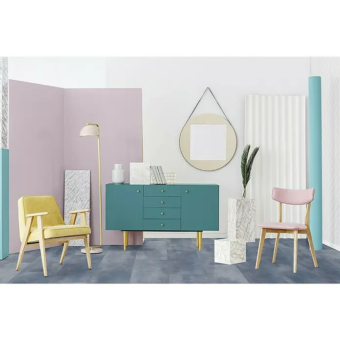 Gerflor Vinylbodenmuster Rigid Acoustic Azzuro Ink - 250 x 399 x 5,4 mm, Azzuro Ink - Elegante Inneneinrichtung mit einem türkisfarbenen Sideboard, einem gelben Sessel und einem rosa Stuhl, die ein harmonisches Farbschema bilden.