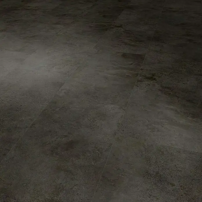 Gerflor Vinylbodenmuster Rigid Acoustic Oliva Dark - 250 x 399 x 5,4 mm, Oliva Dark - Nahaufnahme von dunklen Bodenfliesen, die eine moderne und elegante Ästhetik für jeden Raum bieten. Ideal für stilvolle Innenräume.