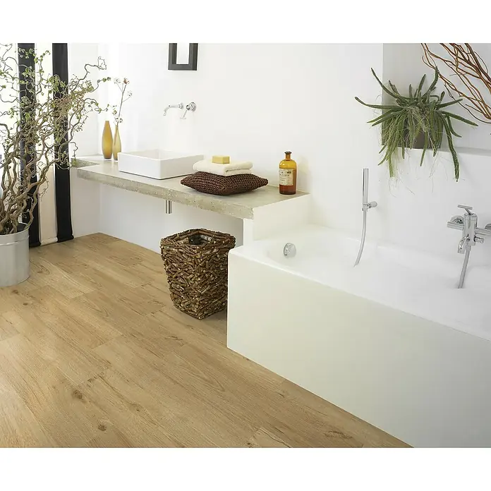 Gerflor Vinylbodenmuster Rigid Acoustic Savanna - 250 x 229 x 5,4 mm, Savanna - Ein Badezimmer mit einer Badewanne und einem Holzboden. Die Einrichtung ist in weiß und natürlichen Holztönen gehalten.