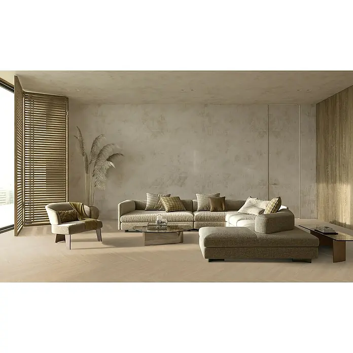 Gerflor Vinylboden Rigid Acoustic - Tulum Beige, Fischgrät, 750 x 125 x 6 mm - Gemütliches Wohnzimmer mit einem großen Sofa, einem Sessel und einem Couchtisch, das ein modernes und elegantes Design bietet.