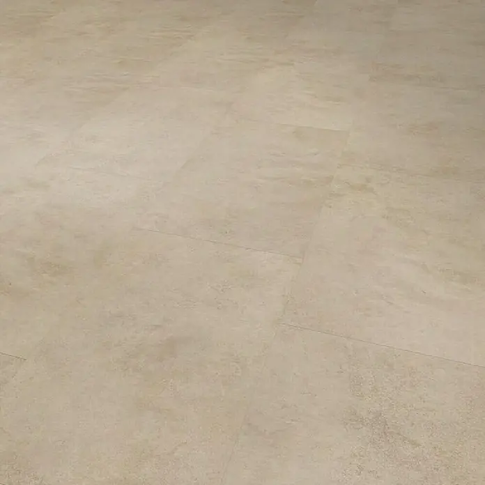 Gerflor Vinylbodenmuster Rigid Acoustic Oliva Beige - 250 x 399 x 5,4 mm, Oliva Beige - Blick auf den Boden, der mit beigen Fliesen mit Marmorierung ausgelegt ist. Das Material sorgt für ein warmes und einladendes Ambiente.