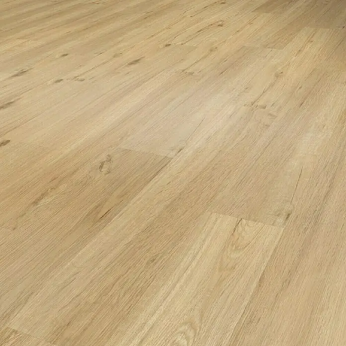 Gerflor Vinylbodenmuster Rigid Acoustic Savanna - 250 x 229 x 5,4 mm, Savanna - Nahaufnahme des hellen Laminatbodens mit Holzmaserung, ideal für moderne Innenräume. Strapazierfähige und stilvolle Bodenbelagslösung.