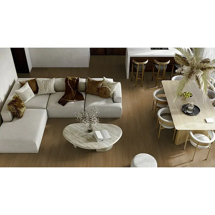 Gerflor Vinylbodenmuster Rigid Acoustic Tulum Brown - 250 x 229 x 5,4 mm, Tulum Brown - Wohnzimmer mit einem hellgrauen Ecksofa mit Kissen und Decken, einem Couchtisch und einem Esstisch mit Stühlen.