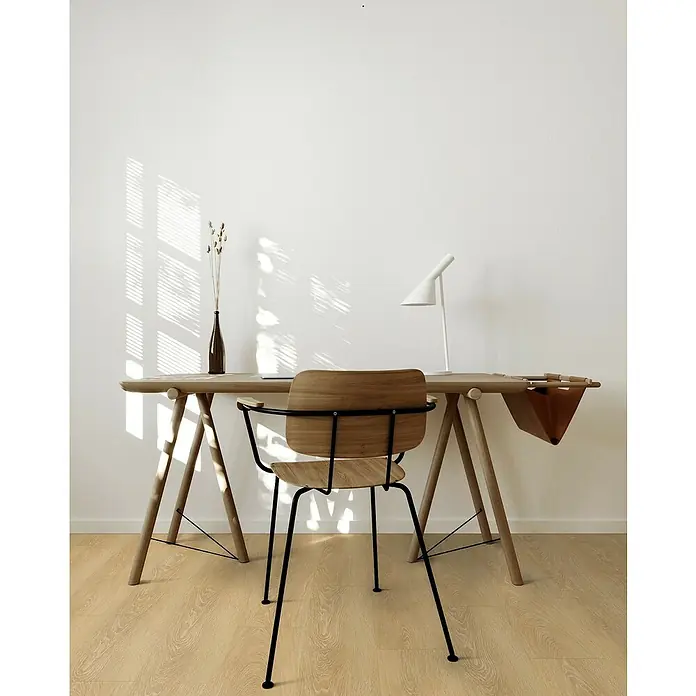 Gerflor Vinylbodenmuster Rigid Acoustic Cabo Honey - 250 x 229 x 5,4 mm, Cabo Honey - Ein heller Arbeitsplatz mit einem eleganten Holzschreibtisch und einem passenden Stuhl, beleuchtet von einer modernen Lampe. Die minimalistische Einrichtung strahlt Ruhe aus.