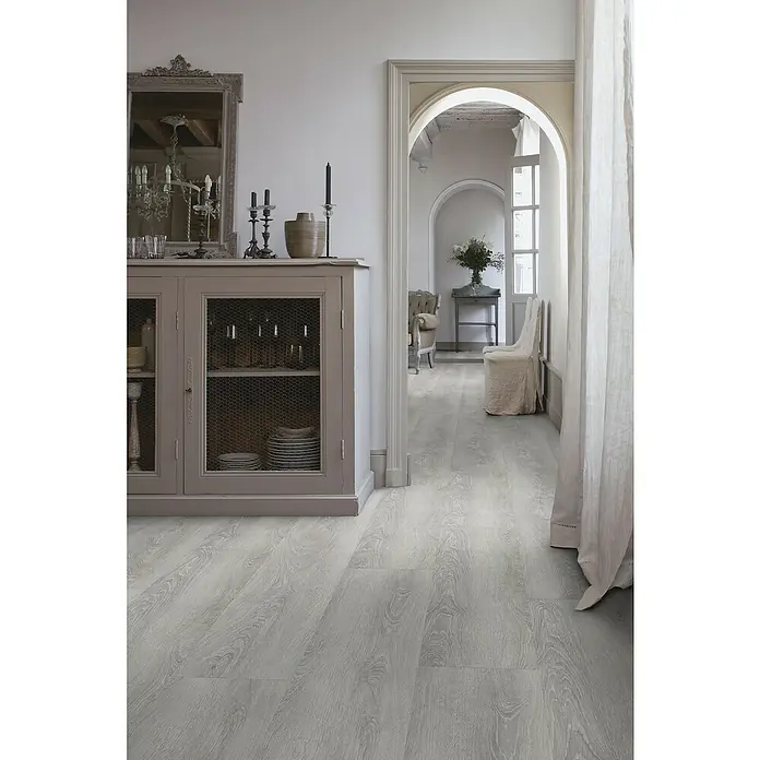 Gerflor Vinylbodenmuster Rigid Acoustic Cabo Dark Grey - 250 x 229 x 5,4 mm, Cabo Dark Grey - Elegantes Interieur mit einem grauen Holzfußboden, der sich nahtlos in den Raum einfügt und eine ruhige, moderne Atmosphäre schafft.
