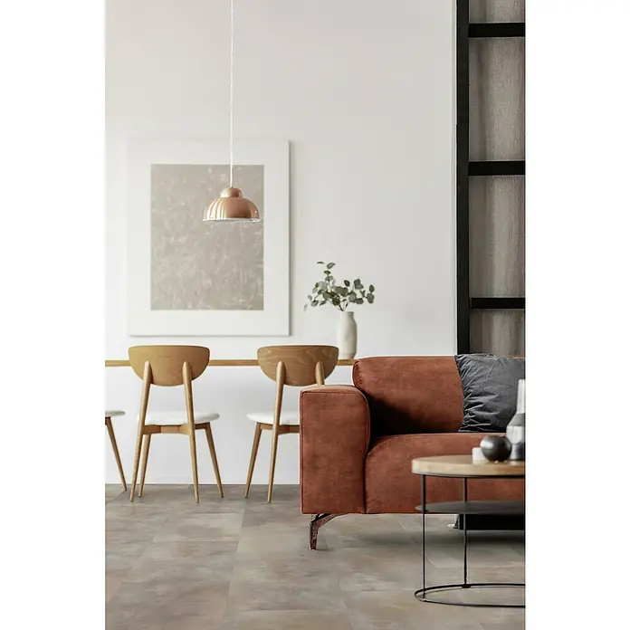 Gerflor Vinylbodenmuster Rigid Acoustic Azzuro Taupe - 250 x 399 x 5,4 mm, Azzuro Taupe - Nahaufnahme eines modern eingerichteten Wohnzimmers mit einem braunen Sofa, einem Couchtisch und stilvollen Stühlen.