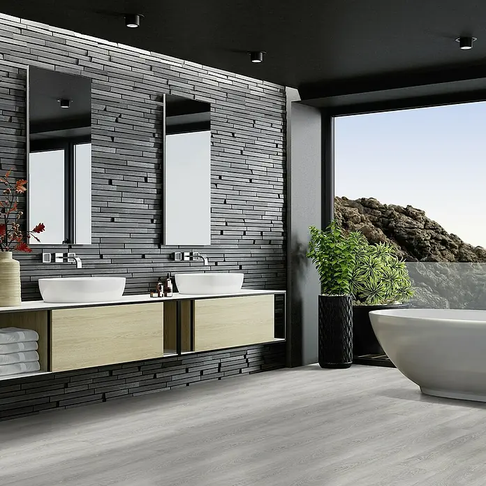 Gerflor Vinylbodenmuster Rigid Acoustic Cabo Dark Grey - 250 x 229 x 5,4 mm, Cabo Dark Grey - Elegantes Badezimmer-Interieur mit Doppelwaschtisch, Spiegeln und freistehender Badewanne, akzentuiert durch stilvolle Beleuchtung.