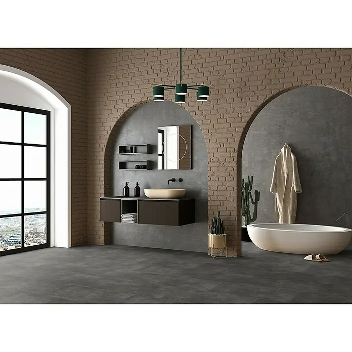 Gerflor Vinylbodenmuster Rigid Acoustic Roca Dark - 250 x 399 x 5,4 mm, Roca Dark - Stilvolles Badezimmer mit freistehender Badewanne, Waschtisch mit Spiegel und industriellem Backsteinmauerwerk. Akzentuierende grüne Hängeleuchte.