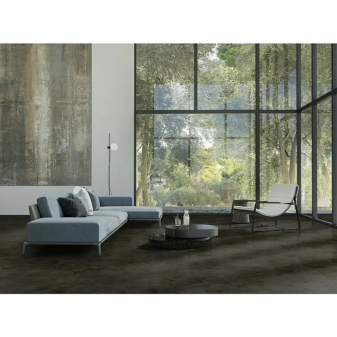 Gerflor Vinylbodenmuster Rigid Acoustic Oliva Dark - 250 x 399 x 5,4 mm, Oliva Dark - Das Bild zeigt Fliesen in einem modernen Wohnzimmer. Die dunklen Fliesen bilden einen schönen Kontrast zu dem hellen Sofa und dem Grün draußen.
