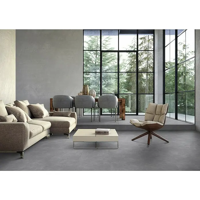 Gerflor Vinylbodenmuster Rigid Acoustic Roca Pearl - 250 x 399 x 5,4 mm, Roca Pearl - Wohnzimmer mit bequemen Möbeln und großen Fenstern, die eine atemberaubende Aussicht bieten. Das Sofa und der Sessel laden zum Entspannen ein.
