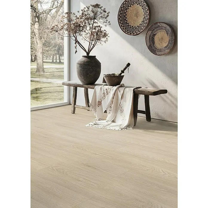 Gerflor Vinylbodenmuster Rigid Acoustic Tulum Light - 250 x 229 x 5,4 mm, Tulum Light - Helle Holzböden mit einer rustikalen Bank, dekoriert mit einer Vase und Textilien, schaffen eine warme, einladende Atmosphäre. Die Bodenstruktur ist gut sichtbar.