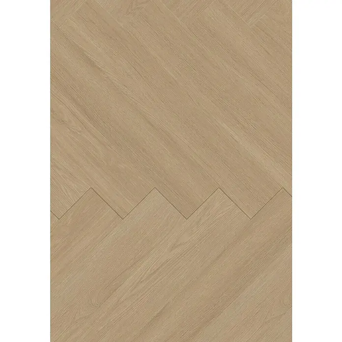 Gerflor Vinylboden Rigid Acoustic - Tulum Natural, Fischgrät, 750 x 125 x 6 mm - Nahaufnahme eines Parkettbodens im Fischgrätenmuster, der eine warme und natürliche Holzoptik zeigt. Die Maserung verleiht dem Boden eine elegante Note.