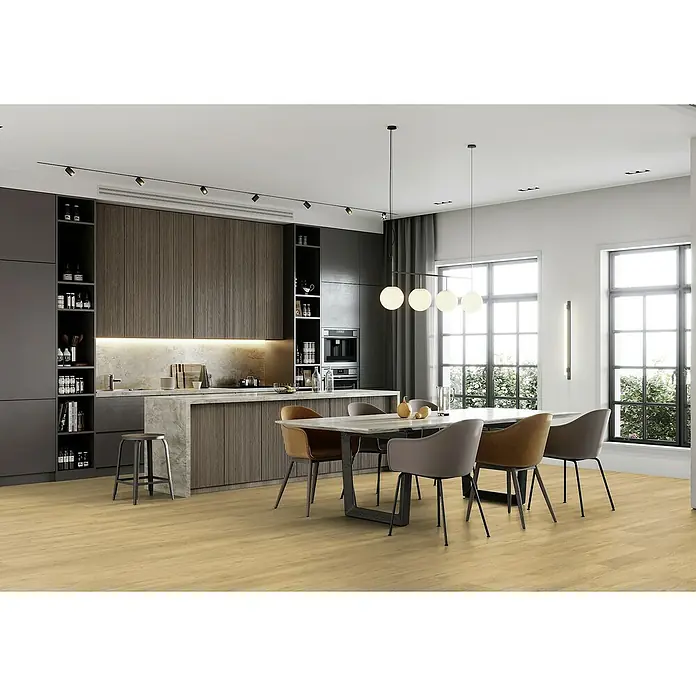 Gerflor Vinylbodenmuster Rigid Acoustic Sola Natural - 250 x 229 x 5,4 mm, Sola Natural - Ein modernes Esszimmer mit einem Esstisch und einer Küche mit braunen Schränken und einer Kücheninsel.
