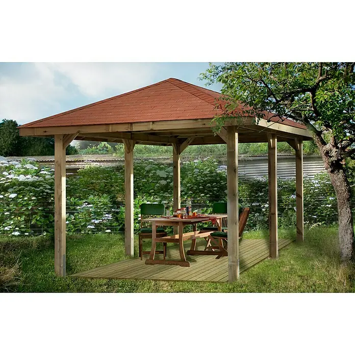 Weka Pavillon Gartenoase 651 B - L x B: 584 x 333 cm - Gartenlaube mit Holzboden und rotem Dach, umgeben von üppigem Grün, lädt zum Verweilen ein. Tisch und Stühle stehen bereit.