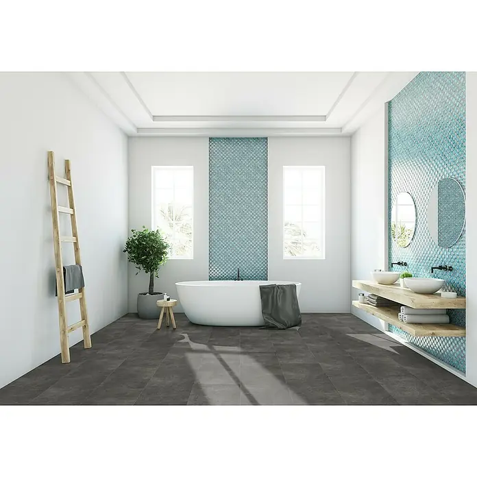 Gerflor Vinylbodenmuster Rigid Acoustic Roca Dark - 250 x 399 x 5,4 mm, Roca Dark - Ein stilvolles Badezimmer mit blauen Akzenten, einer freistehenden Badewanne und modernen Waschtischen für ein entspannendes Ambiente.