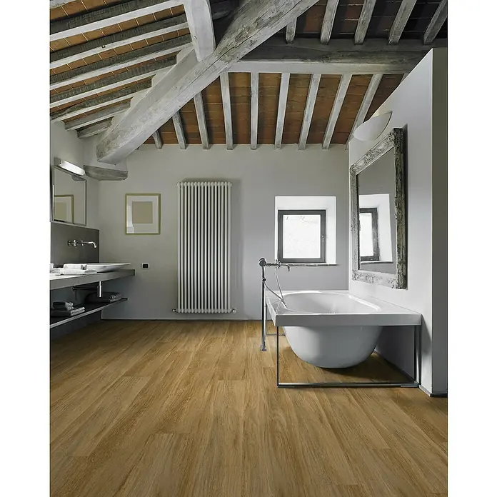 Gerflor Vinylbodenmuster Rigid Acoustic Serra Honey - 250 x 229 x 5,4 mm, Serra Honey - Ein modernes Badezimmer mit Holzboden und freistehender Badewanne. Das Design ist hell und einladend, perfekt für Entspannung.
