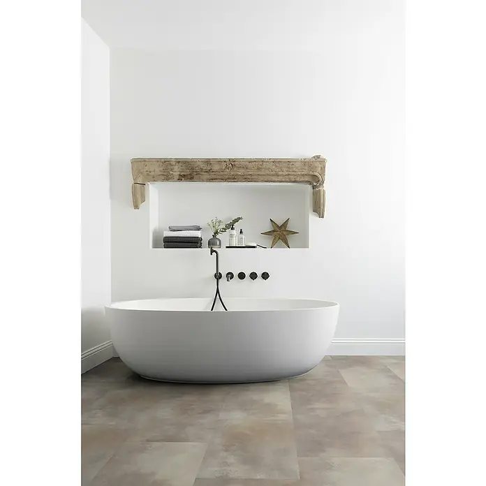Gerflor Vinylbodenmuster Rigid Acoustic Azzuro Taupe - 250 x 399 x 5,4 mm, Azzuro Taupe - Elegante freistehende Badewanne mit rustikalem Akzent. Die stilvolle Wanne fügt sich nahtlos in das moderne Badezimmerdesign ein.