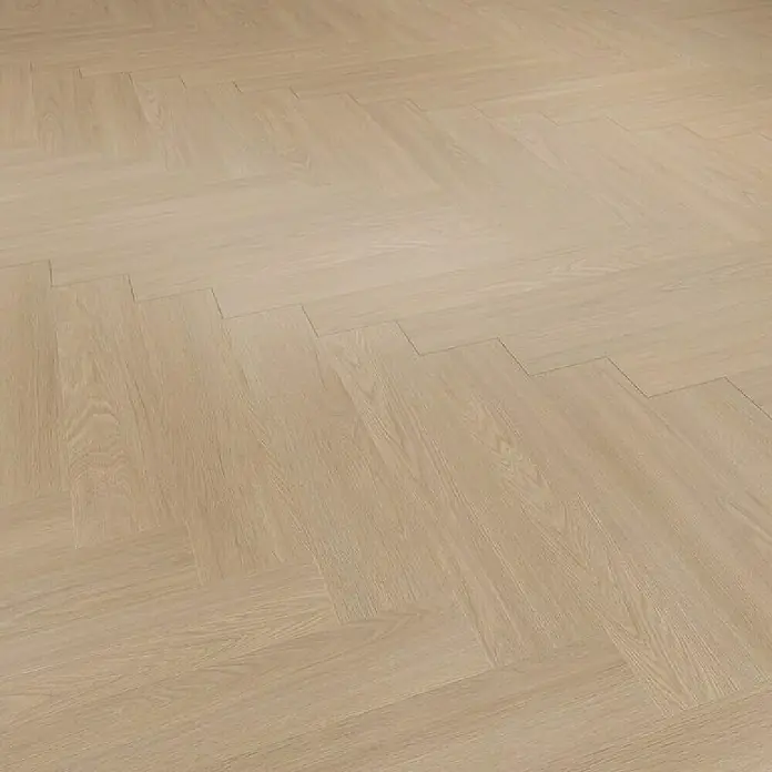 Gerflor Vinylboden Rigid Acoustic - Tulum Natural, Fischgrät, 750 x 125 x 6 mm - Nahaufnahme von hellen Holzparkettböden im Fischgrätmuster, die eine warme und moderne Ästhetik vermitteln.