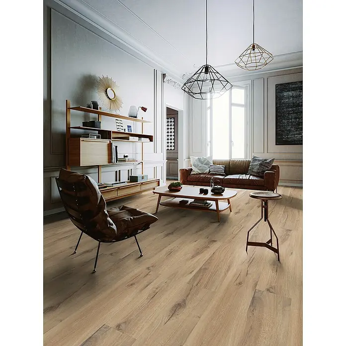 Gerflor Vinylboden 30 Rigid Acoustic - Paloma Honey, Landhausdiele, 1.492 x 229 x 5,4 mm - Elegantes Wohnzimmer mit hellem Holzboden. Der Boden verleiht dem Raum Wärme und eine natürliche Ästhetik.