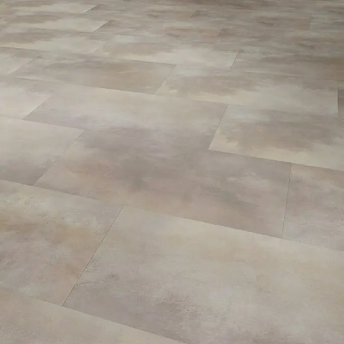 Gerflor Vinylbodenmuster Rigid Acoustic Azzuro Taupe - 250 x 399 x 5,4 mm, Azzuro Taupe - Nahtlose Ansicht von beigen Fliesen. Perfekt für moderne Innenräume, die Eleganz und schlichte Schönheit suchen. Zeitloses Design.