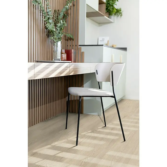 Gerflor Vinylbodenmuster Rigid Acoustic Tulum Light - 250 x 229 x 5,4 mm, Tulum Light - Schreibtisch mit Holzverkleidung und stilvollem Stuhl mit grauem Sitz und weißer Rückenlehne, ideal für ein modernes Arbeitszimmer.