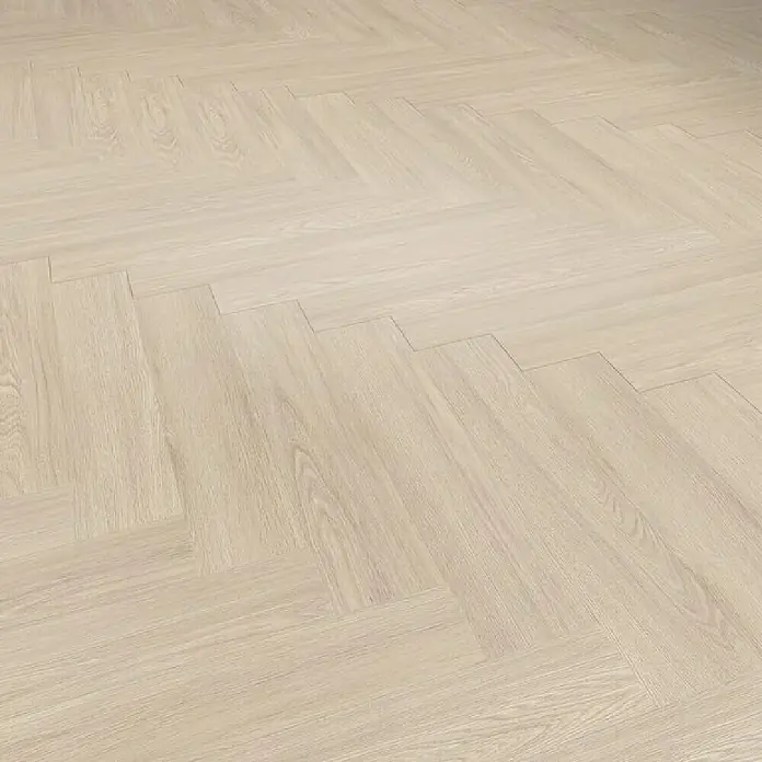 Gerflor Vinylboden Rigid Acoustic - Tulum Light, Fischgrät, 750 x 125 x 6 mm - Nahaufnahme von hellen Eichenparkettböden im Fischgrätenmuster, die ein elegantes und zeitloses Designmerkmal präsentieren.