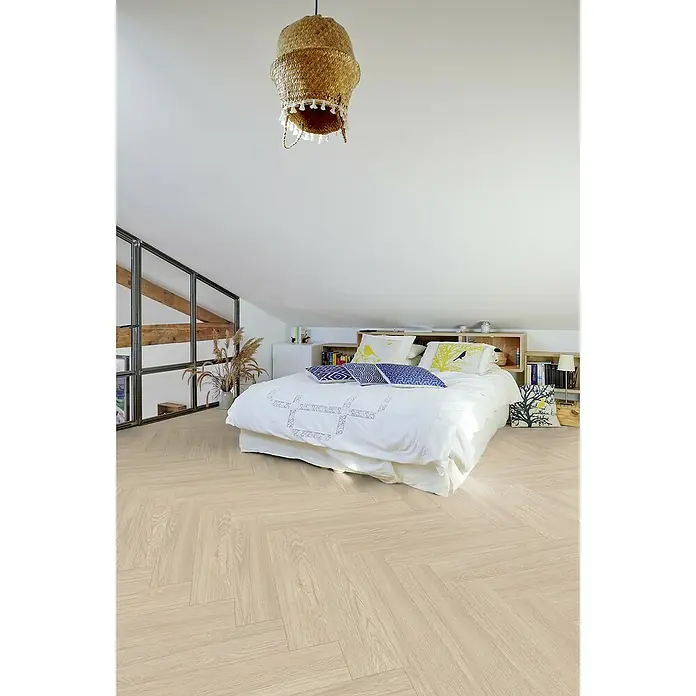 Gerflor Vinylboden Rigid Acoustic - Tulum Light, Fischgrät, 750 x 125 x 6 mm - Helles Schlafzimmer mit einem großen Doppelbett, hellem Holzboden im Fischgrätmuster und einer dekorativen Hängelampe.