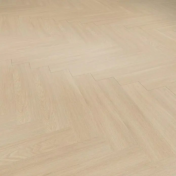 Gerflor Vinylboden Rigid Acoustic - Tulum Beige, Fischgrät, 750 x 125 x 6 mm - Nahaufnahme von hellem Fischgrätparkett, das Eleganz und ein modernes Design vereint. Die hellen Holztöne erzeugen eine einladende Atmosphäre.