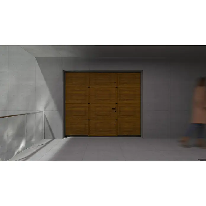 Solid Elements Puerta de garaje seccional PRO - 250 x 212,5 cm, Marrón, Cuarterón peatonal - Primer plano de una elegante puerta de garaje de madera con una elegante manija negra en un edificio moderno.