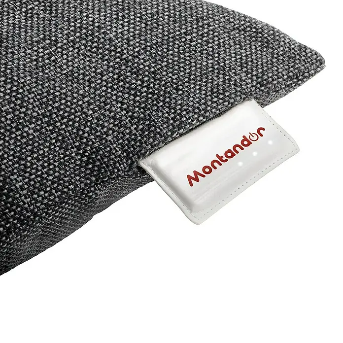 Montandor Heizkissen - 60 x 15 cm, Dunkelgrau - Nahaufnahme eines grauen Kissens mit einem weißen Etikett mit dem roten Aufdruck "Montandor".