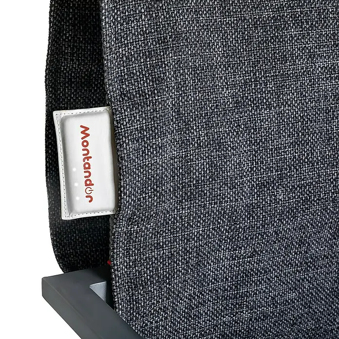 Montandor Heizdecke - 145 x 48 cm, Dunkelgrau - Detailaufnahme eines Montandon Möbelstücks mit Fokus auf das hochwertige Gewebe und das Markenlabel. Elegantes Design für stilvolle Wohnräume.