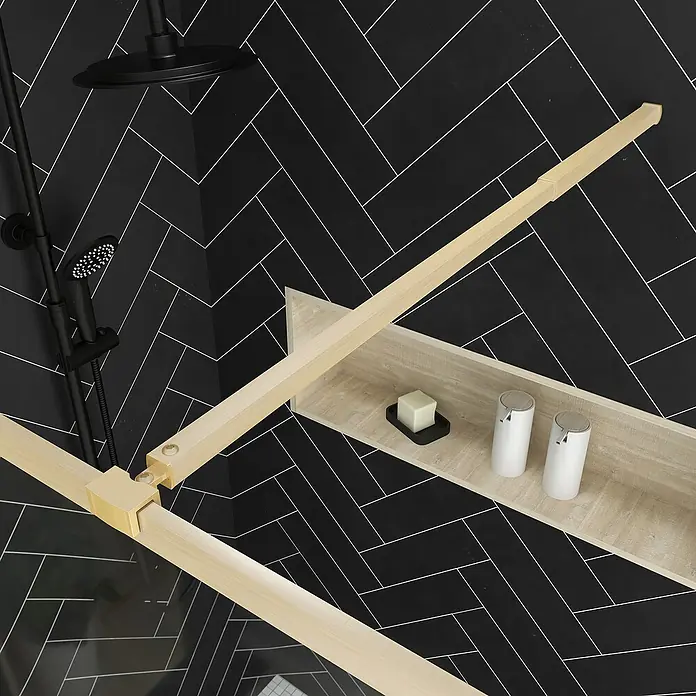 Aurlane Duschwand Golden Edge - B x H: 160 x 200 cm, Gebürstet, Gold - Badezimmer-Interieur mit einer Regalkonstruktion aus hellem Holz, darauf Seife, Spender und eine moderne, schwarze Duscharmatur.