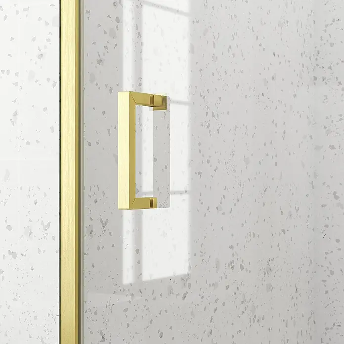 Aurlane Duschtür Factory - 120 x 200 cm, Glasstärke: 6 mm, Gold - Nahaufnahme eines goldenen Duschkabinentürgriffs, der ein elegantes und modernes Baddesign zeigt.