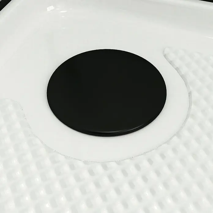 Aurlane Komplettdusche Essential Round - 85 x 85 x 199,5 cm, Weiß/Schwarz - Nahaufnahme eines schwarzen Abflussdeckels in einem weißen Duschboden.
