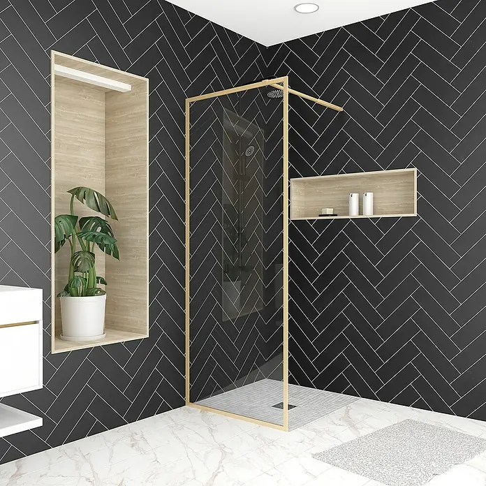 Aurlane Duschwand Golden Edge - B x H: 80 x 200 cm, Gebürstet, Gold - Elegante Badezimmeransicht mit dunklen Fischgrätfliesen, einer stilvollen Glasduschkabine und einem modernen Waschtisch mit Pflanze.