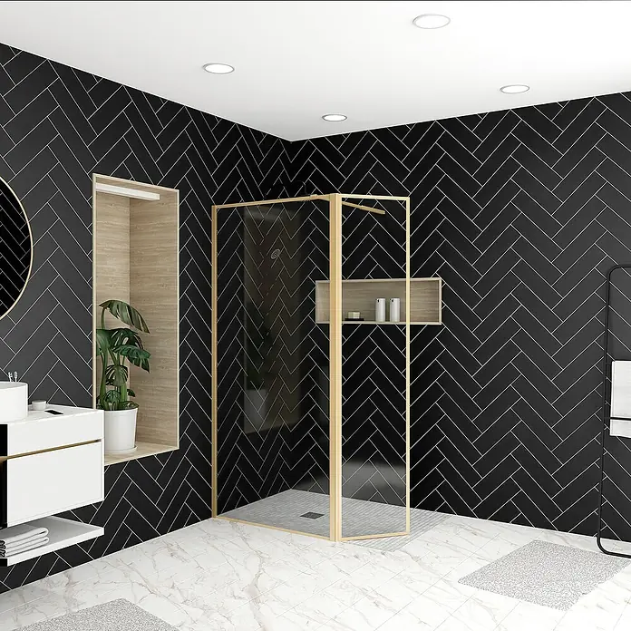 Aurlane Duschwand Golden Edge - B x H: 130 x 200 cm, Gebürstet, Gold - Ein modernes Badezimmer mit einer Duschkabine aus Glas, schwarzen Fischgrätfliesen und einem stilvollen Waschtisch mit Spiegel.