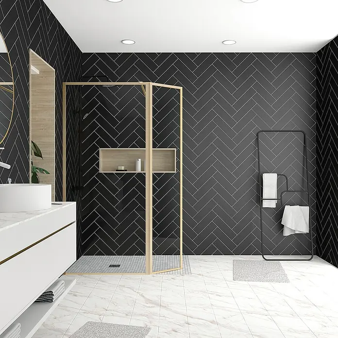 Aurlane Duschwand Golden Edge - B x H: 130 x 200 cm, Gebürstet, Gold - Badezimmer mit stilvoller Dusche, dunklen Fliesen in Fischgrätmuster und weißen Marmorbodenfliesen. Der Waschtisch ist modern und minimalistisch gestaltet.