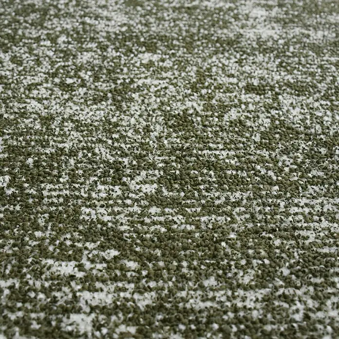 Kayoom Kurzflorteppich Etna - Silber/Oliv, 150 x 80 cm, 100 % Mikropolyester - Nahaufnahme eines Teppichs mit einem faszinierenden Muster aus Olivgrün und Weiß, das eine einzigartige Textur und Optik erzeugt.