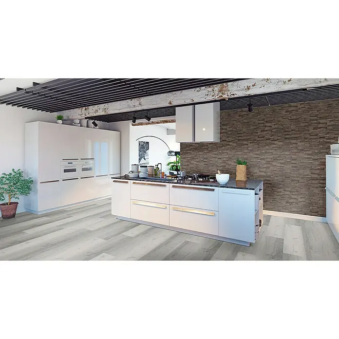 Indo Wandpaneel 3D Wall Slimwood Charred - Hevea, 560 x 200 x 8 mm - Eine moderne Küche mit weißer Kücheninsel, hellen Holzböden und einer Akzentwand aus Stein. Die Küche wirkt hell und einladend.