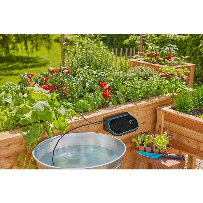 Gardena Micro-Drip Bewässerungs-Set AquaBloom L - 7,2 V, Solarbetrieben - Das Bild zeigt ein Bewässerungssystem von Gardena in einem üppigen Hochbeet mit Gemüse und Kräutern. Das System sorgt für eine effiziente Bewässerung.