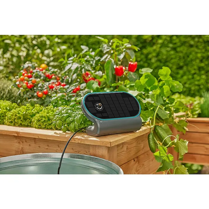Gardena Micro-Drip Bewässerungs-Set AquaBloom L - 7,2 V, Solarbetrieben - Das Gardena Bewässerungssystem im Garten, ideal für die automatische Bewässerung von Pflanzen und Gemüse, sorgt für optimale Versorgung.