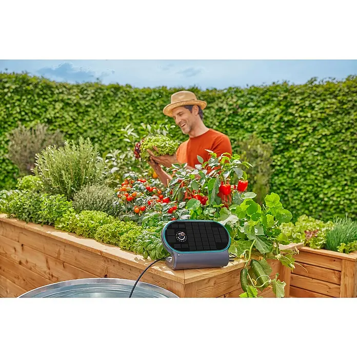 Gardena Micro-Drip Bewässerungs-Set AquaBloom L - 7,2 V, Solarbetrieben - Automatische Bewässerung mit dem Gardena Urlaubsbewässerungsset für üppige Pflanzen auch ohne Gießen. Das ideale System für den Garten und Balkon.