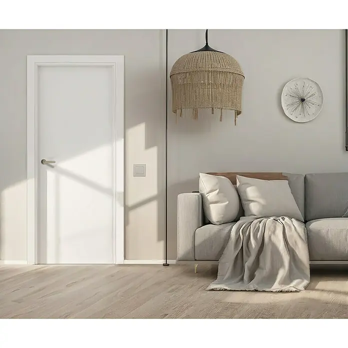 Pack puerta de interior Nazca - 72,5 x 203 cm, Derecha, Blanco - Una puerta interior blanca y moderna con un elegante tirador plateado se integra elegantemente en el espacio habitable luminoso.