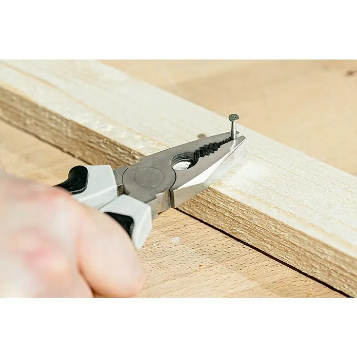 Werkzeugkoffer Home - 27 -tlg. - Nahaufnahme einer Zange, die einen Nagel aus einem Holzbrett zieht, wobei die Werkzeuge und das Holz im Fokus stehen.