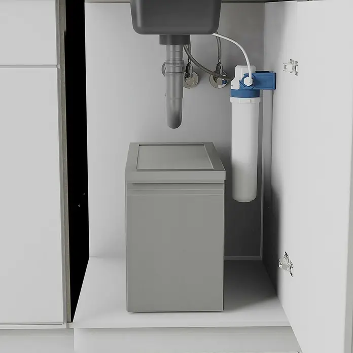 BWT Wasserfilter Blueperl - Passend für: Spültischarmatur Blueperl - Das Bild zeigt einen Untertisch-Wasserfilter mit blauen Akzenten, der unter einer Spüle in einem sauberen, weißen Schrank installiert ist.