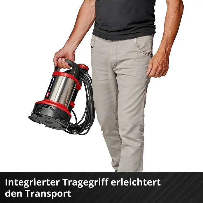 Einhell Schmutzwasserpumpe Flutset GE-DP 7535 - Max. Fördermenge: 18.500 l/h, Eintauchtiefe: 7 m - Eine Person trägt eine Einhell Tauchpumpe mit integriertem Tragegriff. Ideal für einfachen Transport.