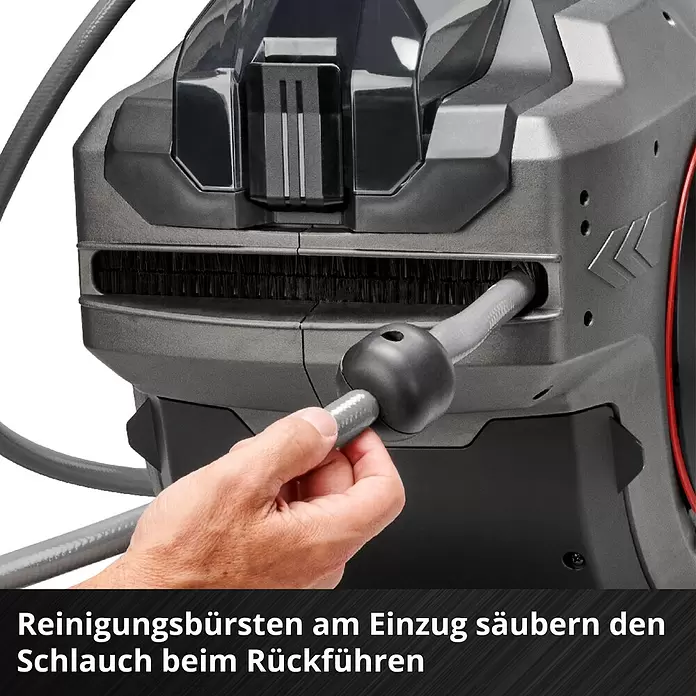 Einhell Power X-Change 18V Akku-Schlauchtrommel GE-HR 18/30-1 - 18 V, Ohne Akku - Dunkelgraues Schlaucheinzugsystem mit integrierten Bürsten. Eine Hand führt grauen Schlauch in Gerät, Bürsten reinigen ihn beim Zurückziehen.