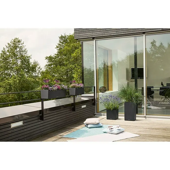 Lechuza Balconera Balkonkasten Stone - Max. Außenlänge: 79 cm, Graphit - Balkon mit Lechuza Pflanzgefäßen. Eine stilvolle und komfortable Outdoor-Oase mit schönen Blumen und Pflanzen in modernen Pflanzgefäßen.