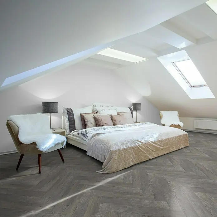 Vinylbodenmuster Isocore Inside Corse - 280 x 120 x 8 mm, Fischgrät - Schlafzimmer mit grauem Vinylboden in Fischgrätmuster. Die hellen Farben des Zimmers betonen die Textur des Bodens.